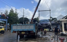 Ô tô hỏng sau lũ, hãng sửa xe ở Nha Trang hẹn khách 'ra tết lấy' 