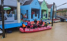 Thái Lan điều tàu sân bay cứu trợ người dân giữa trận lũ lịch sử