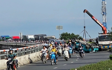 Lật xe taxi công nghệ trên cầu vượt, tài xế bị thương, ùn xe kéo dài