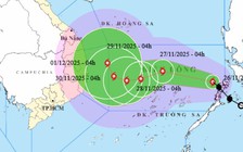 Bão số 15 trên Biển Đông tiếp tục tăng cấp