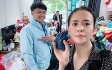 Liên tiếp tìm thấy vàng trong quần áo gửi vùng lũ: Người phụ nữ tìm người trả lại