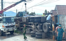 Kịp thời giải cứu 2 người mắc kẹt trong xe tải bị lật trên đèo Phú Sơn