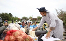 Sư cô rong ruổi khắp Tây nguyên gom rau: Bất ngờ đoàn xe cứu trợ, người dân 'hùa' vào giúp