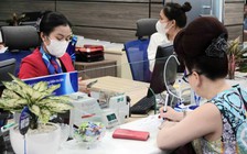 Người dân, doanh nghiệp vẫn ùn ùn gửi tiền vào ngân hàng