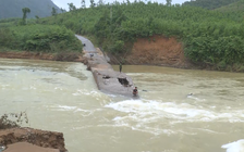 Đường sá vùng cao Quảng Trị hư hỏng nặng sau mưa lũ