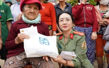 Công an cửa khẩu Tân Sơn Nhất hỗ trợ khắc phục hậu quả sau bão lũ