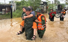 Mưa lũ dai dẳng, bất thường ở miền Trung