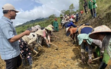 Hơn 2.000 người chung tay khắc phục sạt lở đất ở Quảng Ngãi