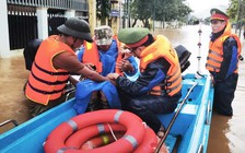 Đà Nẵng: Vượt lũ chảy xiết đưa bệnh nhân đột quỵ đi cấp cứu