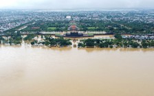 Vì sao miền Trung dồn dập mưa bão về cuối năm?