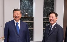 Chủ tịch Tập Cận Bình nói đùa gì khi tặng điện thoại Xiaomi cho Tổng thống Hàn Quốc?