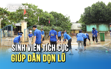 Hàng trăm sinh viên tích cực giúp bà con dọn dẹp sau mưa lũ