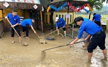 Thanh niên tình nguyện sát cánh cùng người dân vùng lũ miền Trung