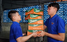 Nhà còn ngập, nhưng vẫn đi bốc hàng cứu trợ giúp chuyển nhanh đến người dân