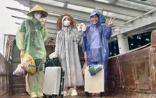 Chuyến du lịch 'có một không hai': Nước ngập ngang bụng, đi xe công nông ra sân bay