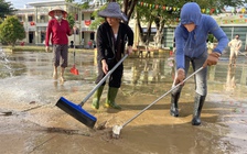 Giáo viên vùng rốn lũ Đà Nẵng tất tả dọn bùn: 'Nhớ học sinh lắm rồi!'