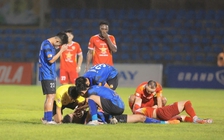 Trọng tài ngăn trung vệ cao 1,96 m của HAGL cắn lưỡi: Hành động anh hùng