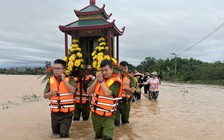 Công an xã lội nước đưa tiễn người đã khuất giữa vùng lũ Quảng Trị