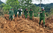 Đà Nẵng: Công an, biên phòng vượt đèo sạt lở đưa 4 người dân đi cấp cứu