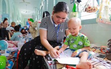 Con muốn sống: Gia đình cạn tiền, bé trai Gia Rai nguy cơ dừng điều trị ung thư