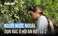 Du khách nước ngoài dọn dẹp cùng người dân Hội An sau đợt lũ thứ 2