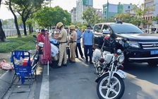 CSGT TP.HCM ra quân mạnh tay xử lý lấn chiếm vỉa hè, lòng đường