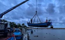 Ngư dân Đắk Lắk thuê xe cẩu kéo thuyền lên bờ tránh bão Kalmaegi: 'Tốn tiền nhưng yên tâm'