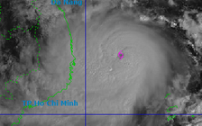 Bão Kalmaegi đi chậm lại khi áp sát miền Trung, mắt bão đã hình thành