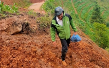 Thầy giáo vượt đường rừng sạt lở giữ học trò ở lại lớp học