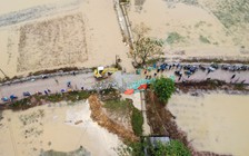 Huế: Khẩn trương khắc phục đoạn đê vỡ, mở đường cho hàng cứu trợ vùng lũ