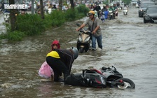 Thời tiết TP.HCM hôm nay 6.11: Triều cường biến đường thành sông, có người ngã sõng soài