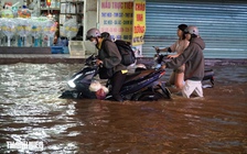 Hơn 4 giờ 'sống' cùng triều cường vượt lịch sử trên đường Phạm Hữu Lầu, TP.HCM