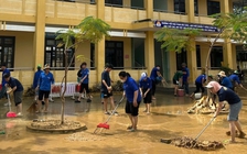 Nhiều 'team thanh niên không ngại bùn lầy' gây xúc động