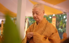 Đại lão hòa thượng Thích Trí Quảng cầu nguyện tại nghĩa trang Đô Thành cũ