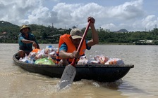 Xóm nhỏ bị cô lập, người dân dùng ghe tiếp tế lương thực sau bão Kalmaegi