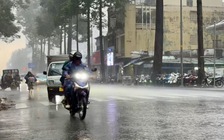 TP.HCM sấm sét ì đùng, nhiều nơi mưa lớn, triều cường gây ngập đến 40 cm