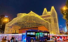 Nhà thờ Đức Bà hóa 'lâu đài ánh sáng', nhiều người nô nức đón Giáng sinh sớm