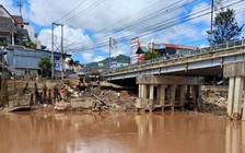 Sạt lở gần cầu Đơn Dương, di dời khẩn cấp 6 hộ dân