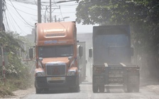 Xe container chạy nườm nượp tạo... bão bụi: Người đi xe máy 'nín thở', sợ tai nạn