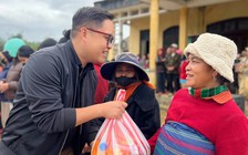 Vượt đèo sạt lở mang quà đến với bà con vùng biên TP.Huế