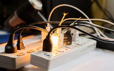 Ổ cắm điện có thể 'gánh' được bao nhiêu thiết bị?