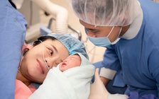 Ca sĩ Thái Trinh 'lên chức' ở tuổi 32