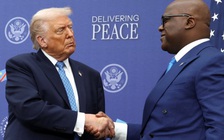 Tổng thống Trump bắt tay nhiều đến mức phải dán băng cá nhân?