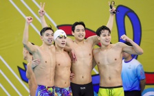 'Hoàng tử ếch' Thành Bảo lại vô địch, bộ tứ kình ngư Việt Nam 'lội ngược dòng' đoạt HCV ngoạn mục