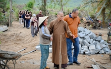 Sư thầy đến vùng lũ trao 1,35 tỉ đồng: 'Mong bà con ấm lòng ngày cận tết'