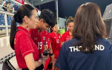 HLV đội tuyển nữ Thái Lan đau đớn vì thua luân lưu Philippines, Madam Pang hành động ‘lạ’