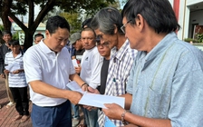 Sau đêm trực mổ, bác sĩ đi xe khách gần 600 km trao quà vùng lũ