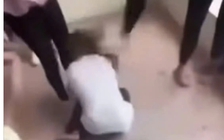 Nữ sinh lớp 8 bị đánh hội đồng trước sự 'cổ vũ' của bạn học