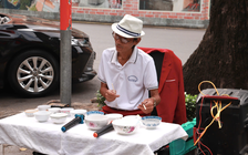 Chỉ với chén và đũa, người đàn ông U.70 'gõ' nên giai điệu Giáng sinh giữa trung tâm TP.HCM