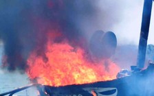 Đà Nẵng: 53 ngư dân buộc phải nhảy xuống biển vì tàu cá bất ngờ bốc cháy